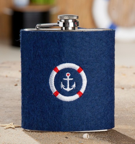 Piersiówka w osłonie filcowej z haftowaną kotwicą