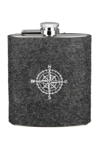 Piersiówka w osłonie filcowej z haftowaną różą wiatrów